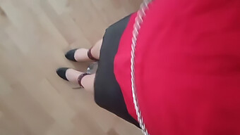 Una Sissy È Disciplinata Dal Bondage E Dai Tacchi