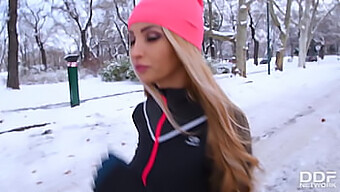 La Rubia Excitada Participa En Un Trío, Realizando Sexo Oral Y Siendo Corrida En..