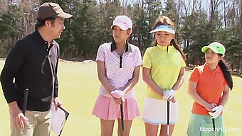 Japonská Pornohviezda Dáva Tvár Mladému Dievčaťu V Nahom Golfovom Videu