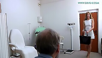 Barbras Inniger Besuch Im Büro Des Frauenarztes