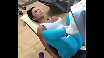 Pakaian Gym Menyoroti Cameltoe