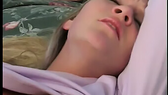 Una Impresionante Joven Rubia Con Pequeños Senos Disfruta De Un Gran Pene En Su Vagina.