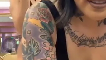 Tatuerad Asiatisk Skönhet Visar Upp Sina Rörelser På Periscope I Pantyhose